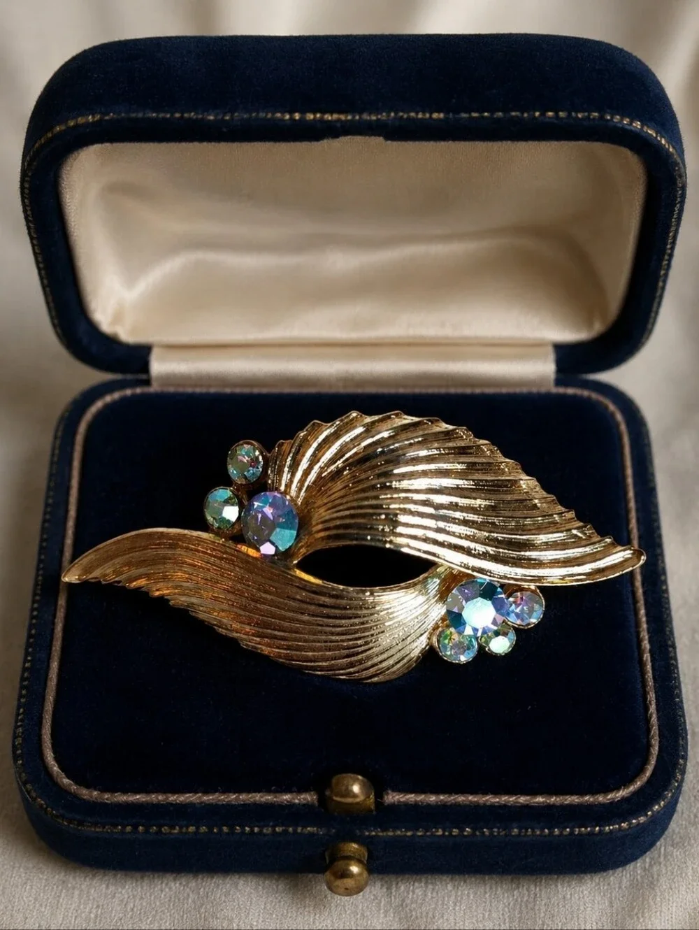Vintage Light Blue Clear Aurora Borealis Gold Tone Rhodium Unsigned Brooch 1950s